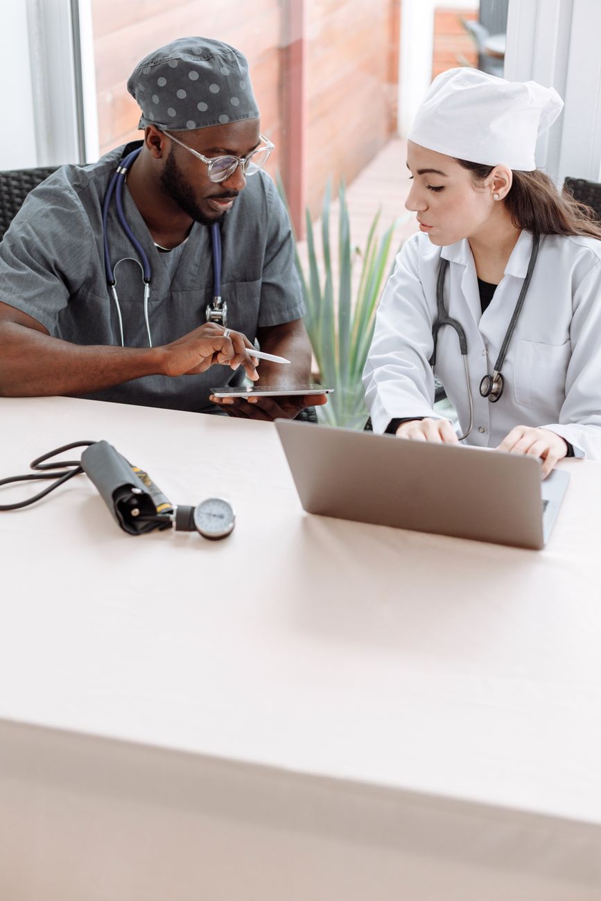 Are you still wasting hours passively scrolling through rigid, expensive question banks? Discover how to harness free AI tools and targeted prompt engineering strategies to build a high-yield, hyper-personalized study system on mymedschool.org.